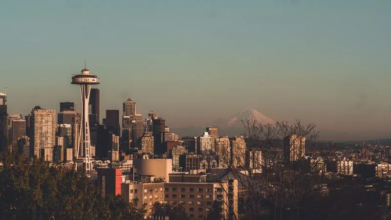 Seattle skyline with Mount Rainier in Washington